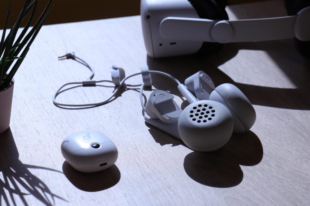 Kiwi Design Clip-On Headphones with Soundcore VR P10