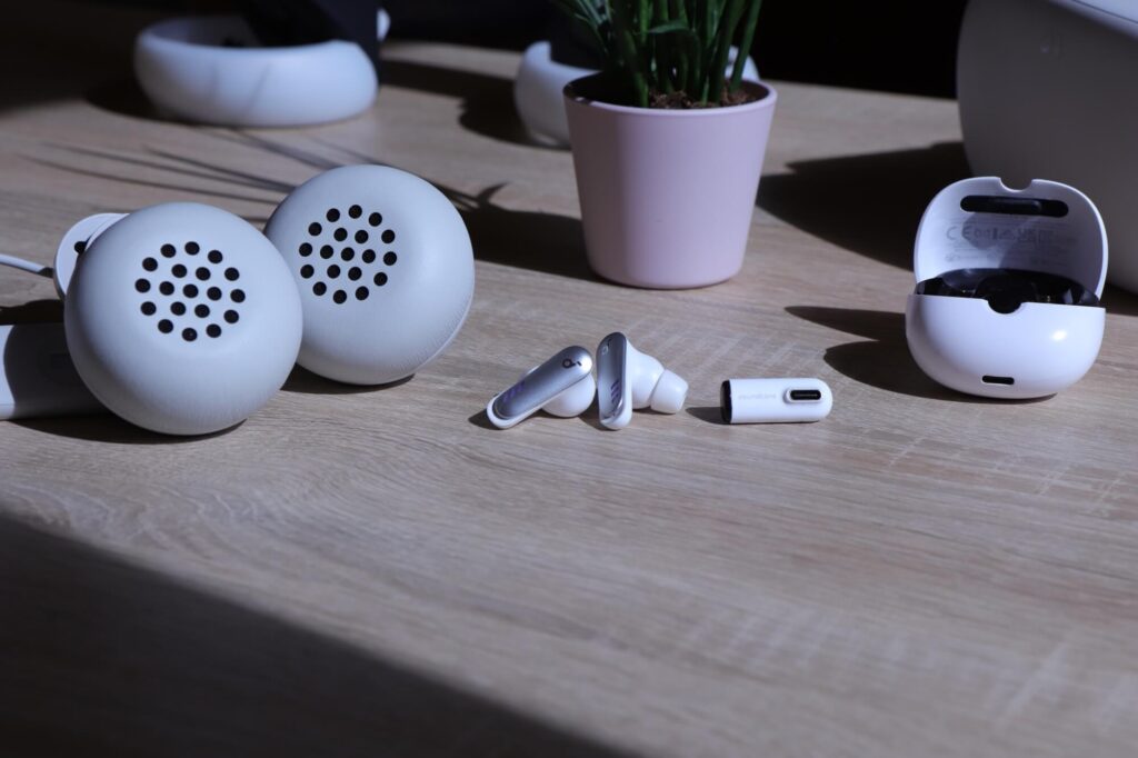 Kiwi Design Clip-On Headphones with Soundcore VR P10