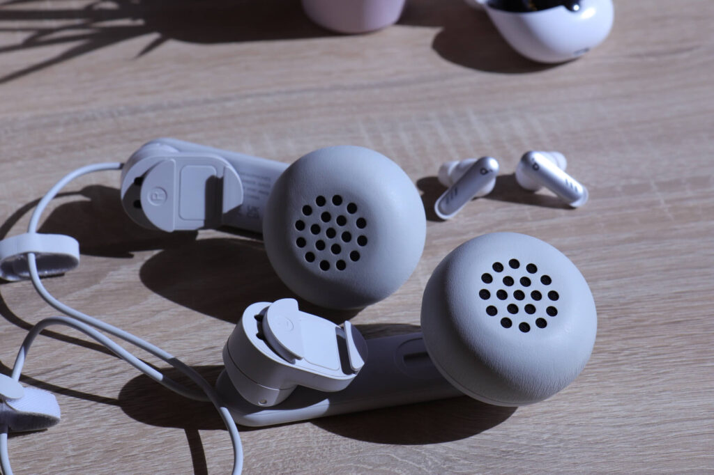 Kiwi Design Clip-On Headphones with Soundcore VR P10